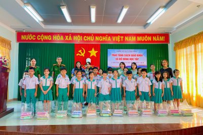 TRAO TẶNG SÁCH GIÁO KHOA VÀ ĐỒ DÙNG HỌC TẬP CHO HỌC SINH VƯỢT KHÓ HỌC GIỎI